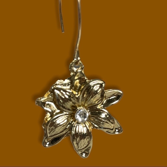 💍 Fire Glow Goldtone Dangle Earrings with Crystal Center - Picture 7 of 13